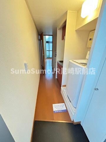 物件内観写真5　(ゆったりとした玄関です)