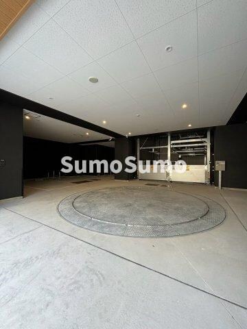 物件外観写真4　(駐車場があるので、車を買う予定の方も安心です)