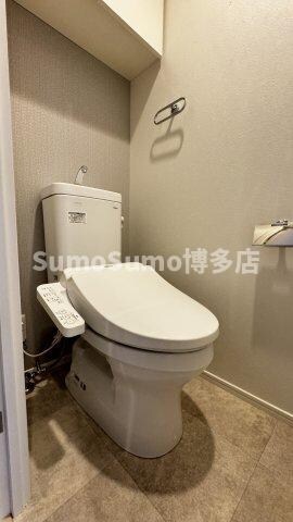 物件内観写真12　(落ち着いた色調のトイレです)