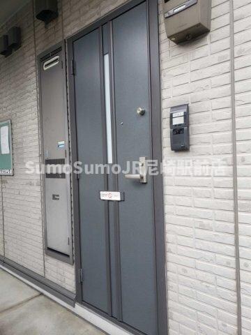 物件外観写真2　(清潔なエントランスです)