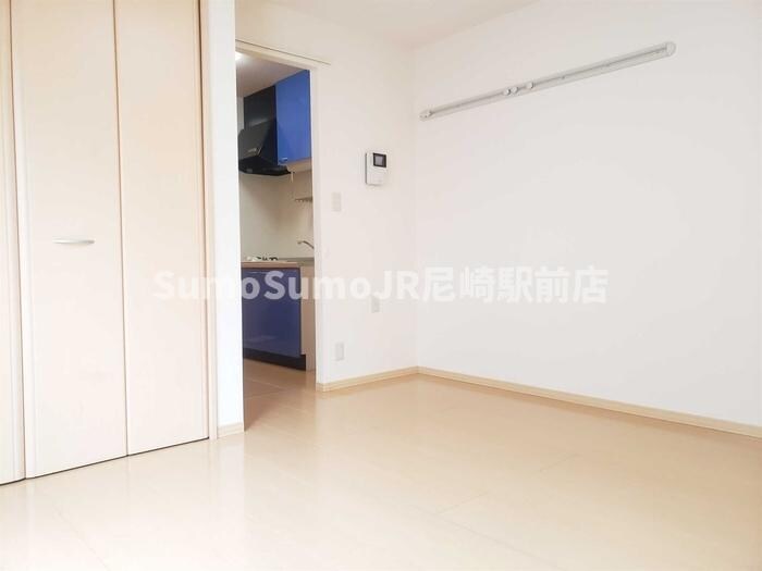 物件内観写真5　(ゆったりとした居間です)