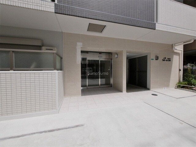 物件外観写真2　(清潔なエントランスです)