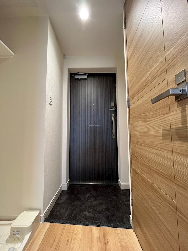 物件内観写真5　(ゆったりとした玄関です)