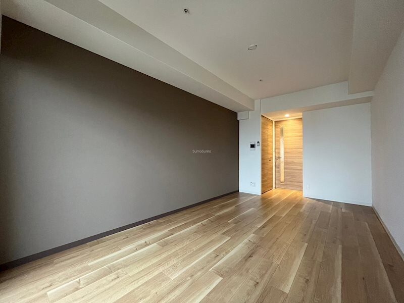 物件内観写真8　(広くて明るい寝室)