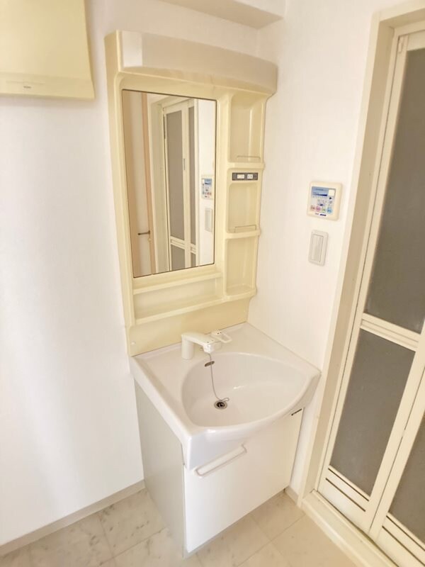 物件内観写真11　(明るい洗面所です)