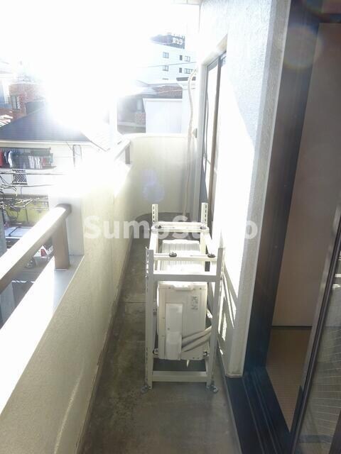 物件内観写真6　(暖かな日差しのふりそそぐバルコニー)