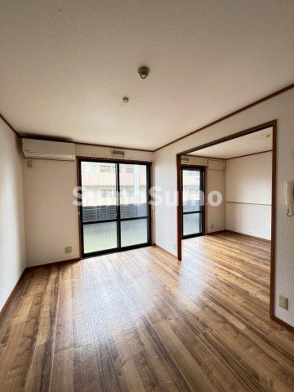 居室(こちらの居間で趣味の時間をお楽しみください)