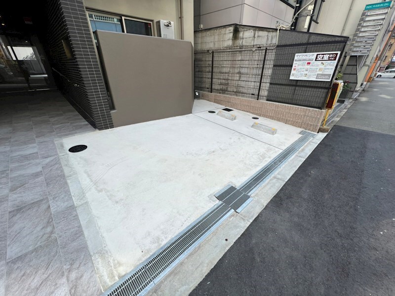 物件外観写真4　(車をお持ちの方に嬉しい駐車場付きの物件です)