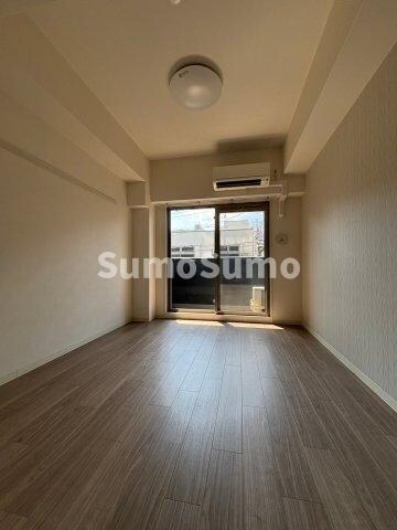 物件内観写真8　(落ち着いた色調の寝室です)