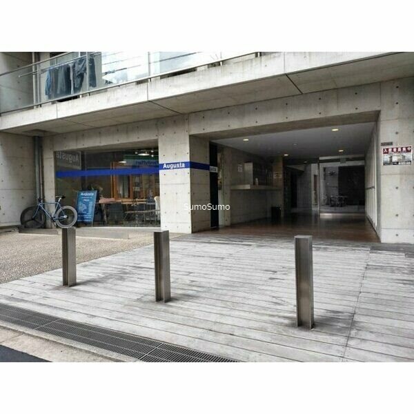 物件外観写真2　(建物の内部です)