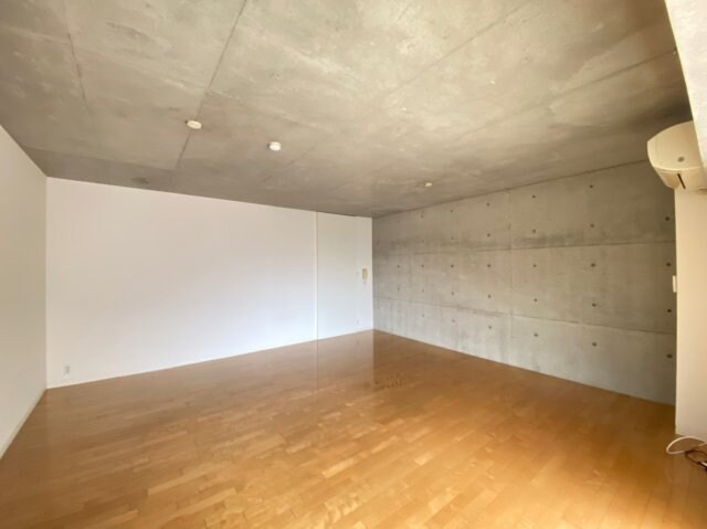 物件内観写真7　(広くて明るい寝室)