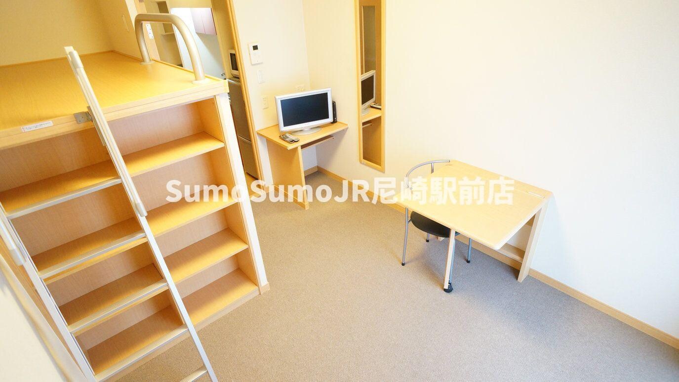 物件内観写真4　(広くて明るい寝室)