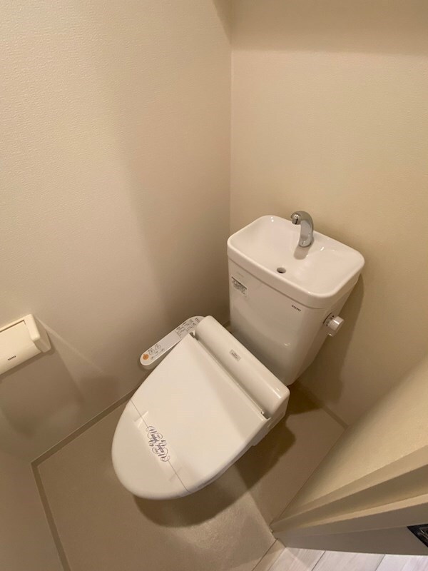 トイレ(落ち着いた色調のトイレです)