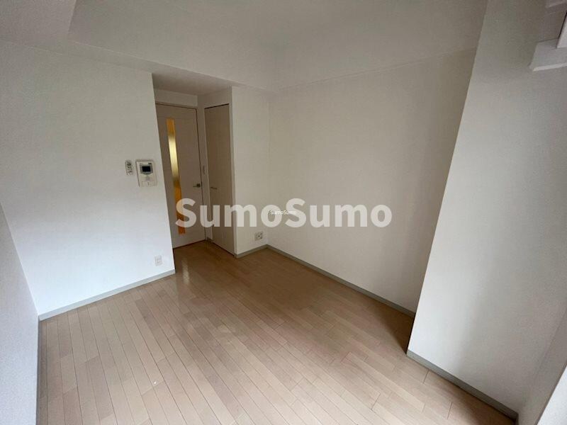 物件内観写真7　(広くて明るい寝室)