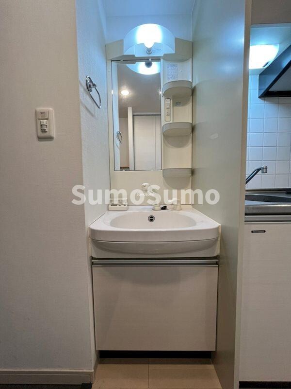 物件内観写真11　(明るい洗面所です)