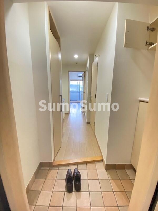 物件内観写真3　(収納もある玄関です)