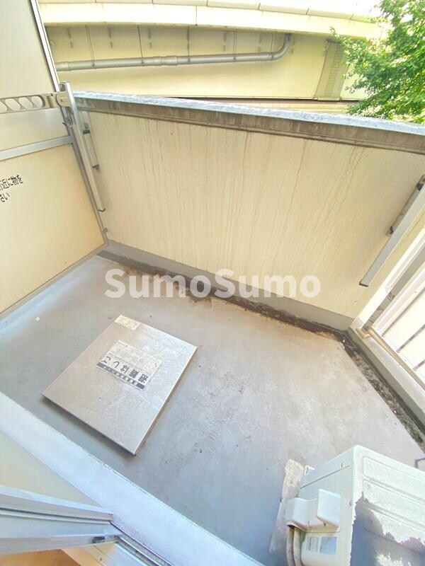 物件内観写真8　(開放的で明るい空間を演出してくれるバルコニーです)