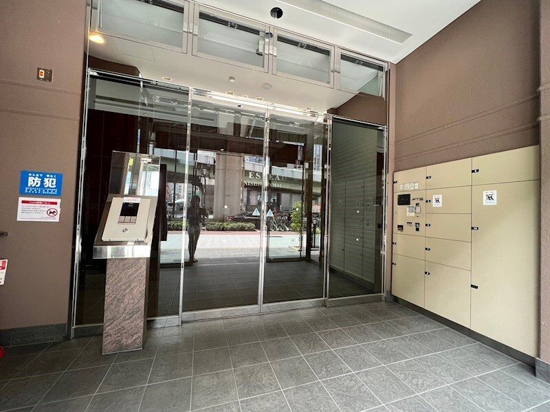 物件外観写真2　(落ち着いたエントランスです)