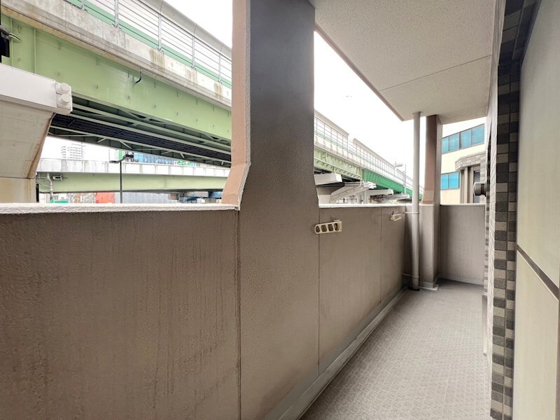 物件内観写真8　(広々としたバルコニーです)