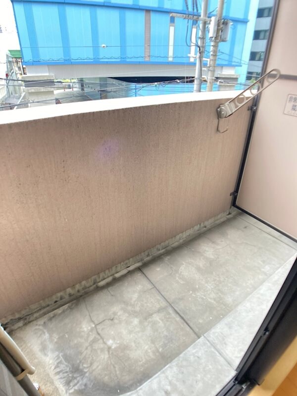 物件内観写真9　(広々としたバルコニーです)