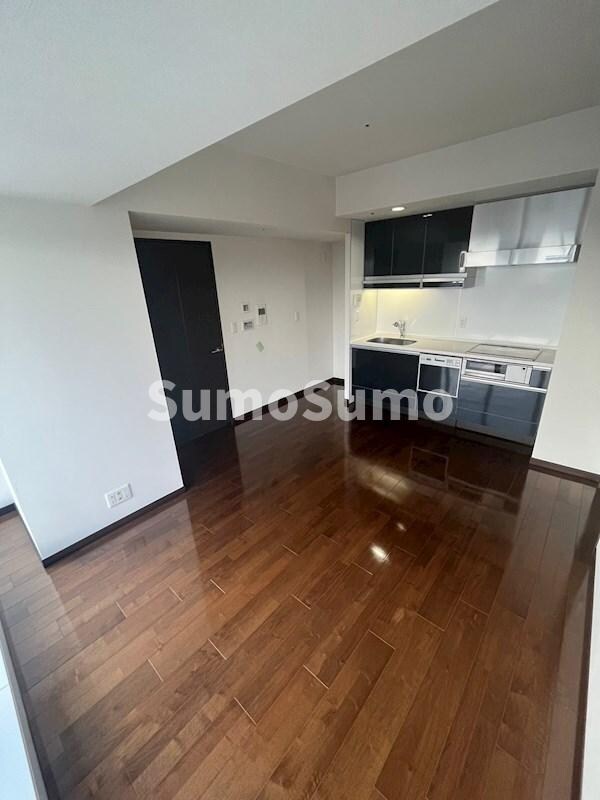 物件内観写真5　(こちらの居間で趣味の時間をお楽しみください)