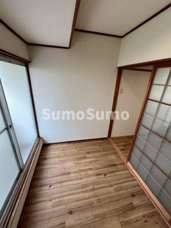 内装他(明るい色調の室内です)