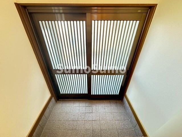 物件内観写真2　(ゆったりとした玄関です)