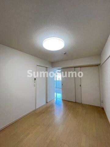 物件内観写真18　(こちらの居間で趣味の時間をお楽しみください)