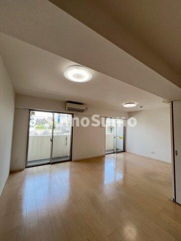 物件内観写真22　(こちらの居間で趣味の時間をお楽しみください)