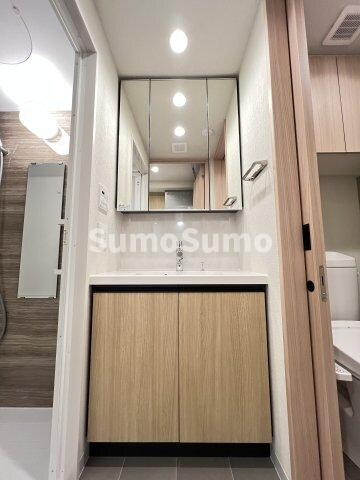 物件内観写真7　(広い洗面スペース)