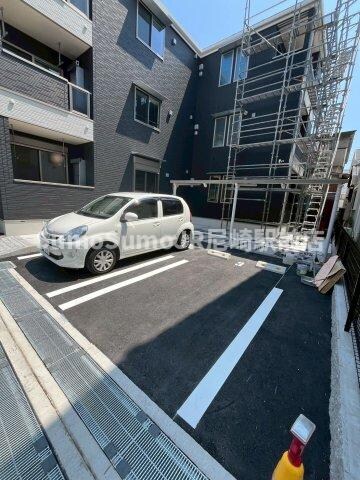 物件外観写真2　(駐車場があるので、車を買う予定の方も安心です)