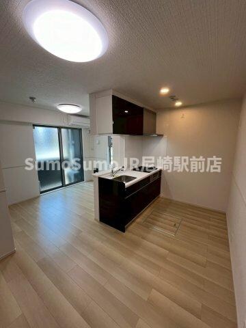 物件内観写真25　(こちらの居間で趣味の時間をお楽しみください)