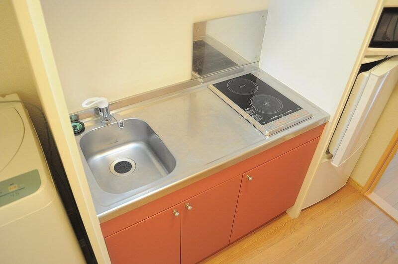 物件内観写真3　(コンパクトなキッチンで掃除もラクラク)