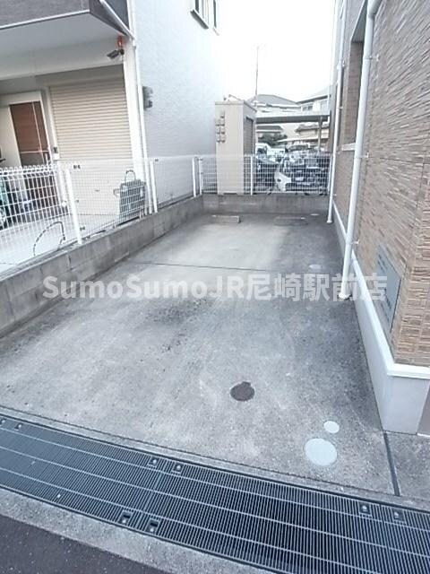 物件外観写真2　(駐車スペースもあります)