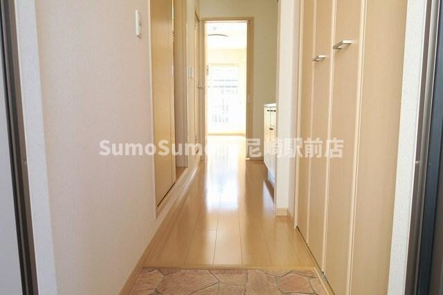 物件内観写真4　(ゆったりとした玄関です)