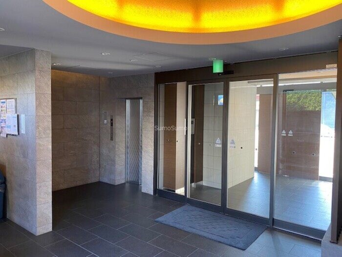 物件外観写真2　(清潔なエントランスです)