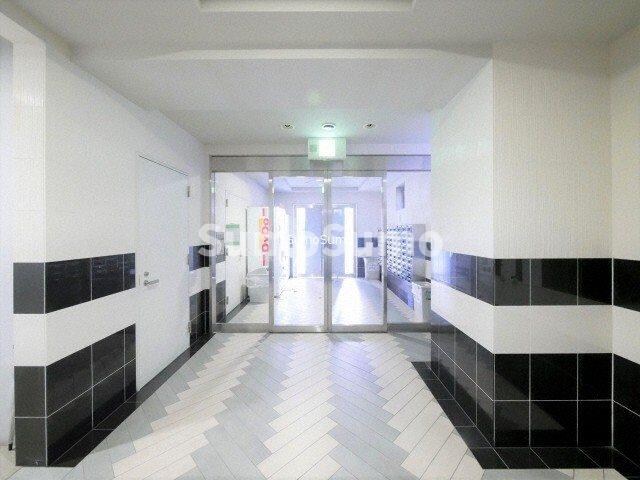 物件外観写真2　(ゆとりのあるエントランスです)