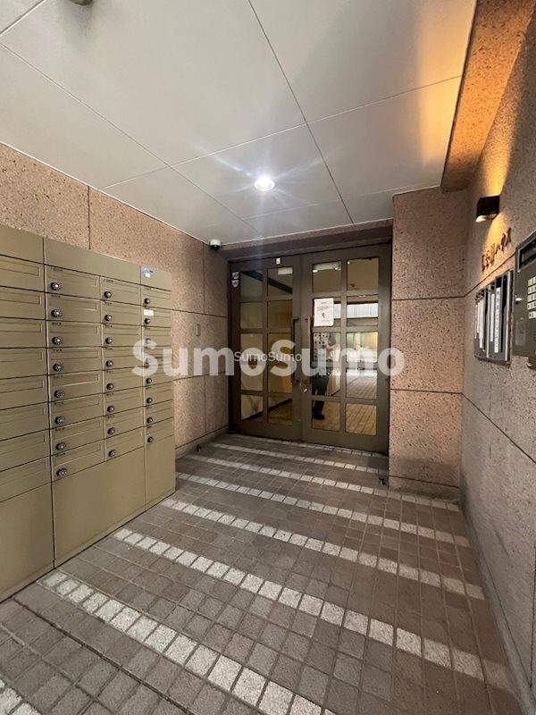 物件外観写真2　(ゆとりのあるエントランスです)