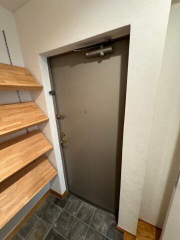 物件内観写真5　(落ち着いた玄関です)