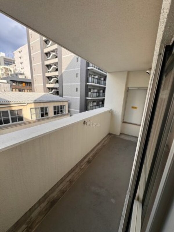 バルコニー(暖かな日差しのふりそそぐバルコニー)