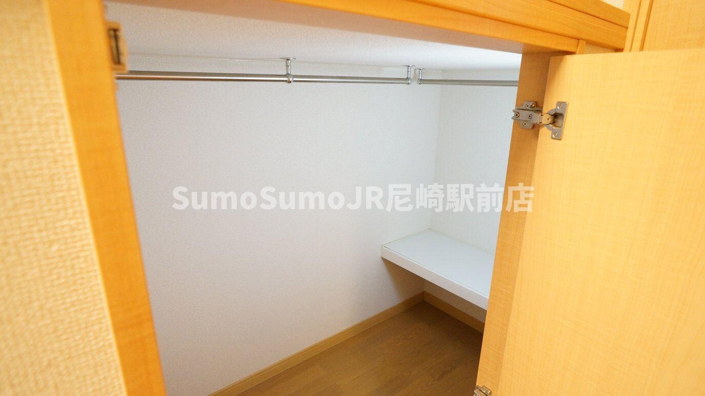 物件内観写真6　(小物を収納するのに便利です)