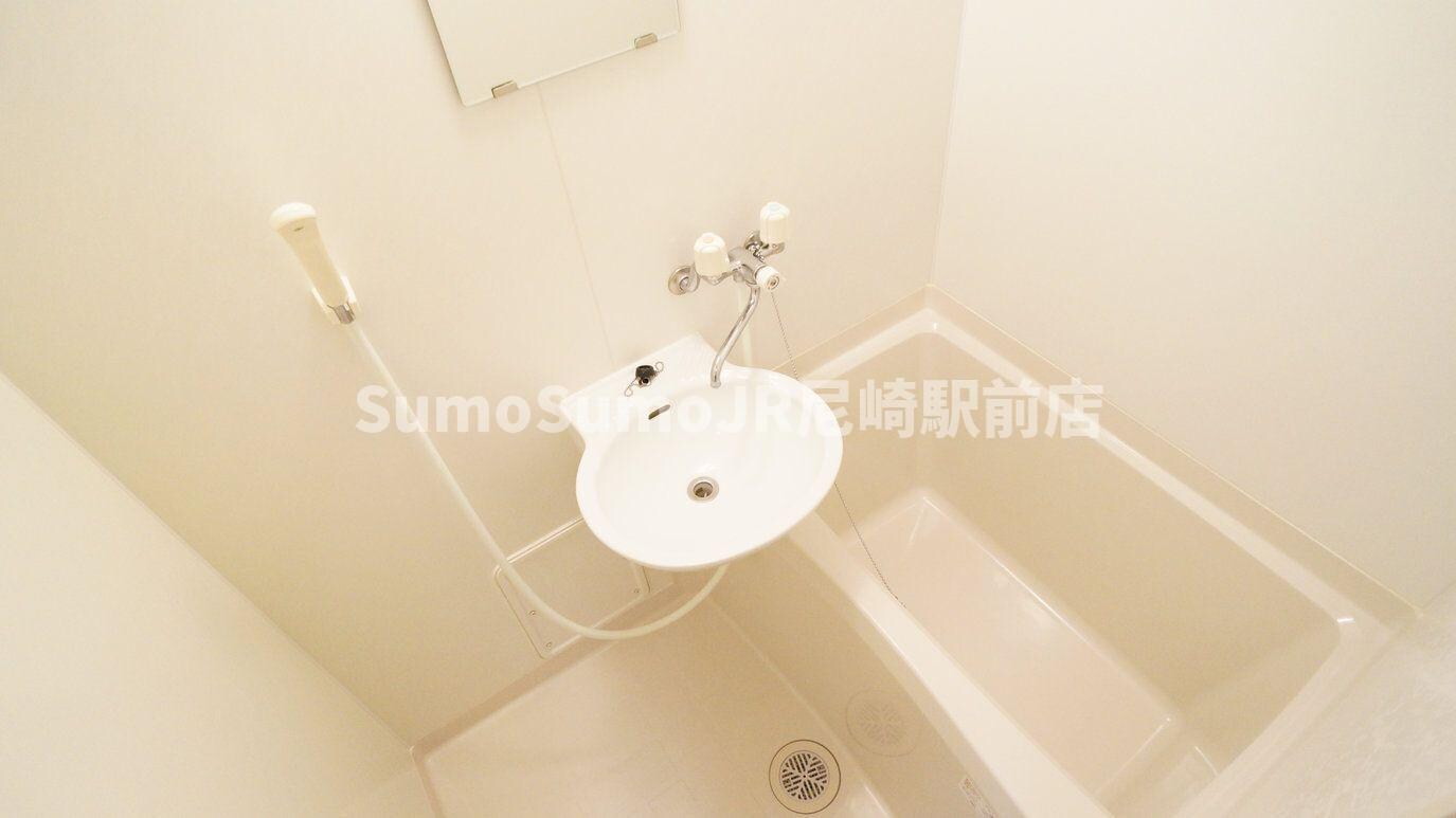 物件内観写真4　(日々の疲れを癒すお風呂付です)