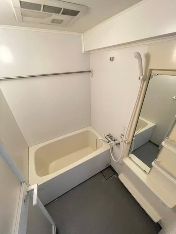 物件内観写真8　(日々の疲れを癒すお風呂付です)