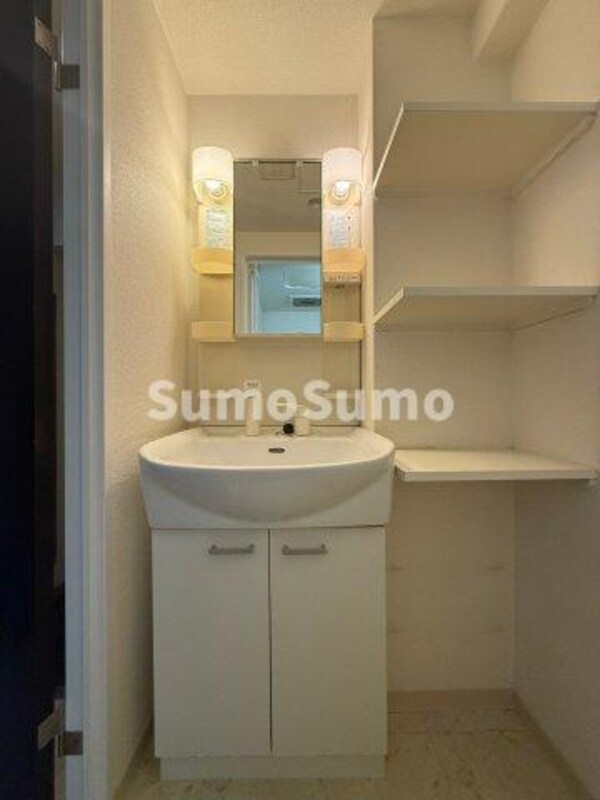 洗面・脱衣所(忙しい朝には欠かせない洗面所です)