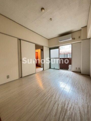 物件内観写真7　(ゆったりとしたリビングです)