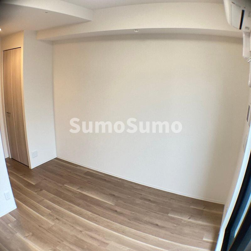 物件内観写真8　(落ち着いた色調の寝室です)