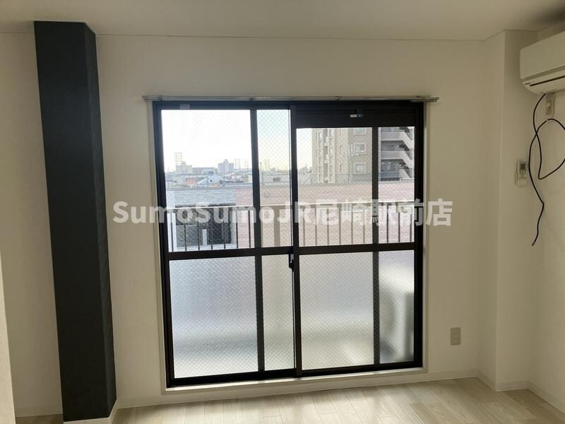 物件内観写真8　(広くて明るい寝室)