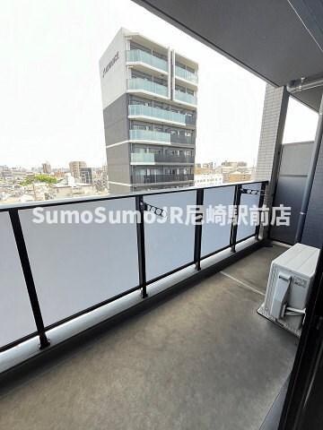 物件内観写真13　(開放的で明るい空間を演出してくれるバルコニーです)