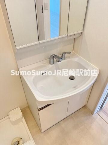 物件内観写真25　(朝の身支度には欠かせない独立洗面化粧台)