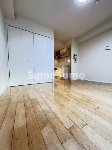 物件内観写真21　(開放的な寝室です)